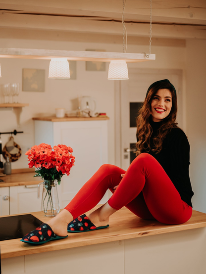 slippers-ladybugs-poppy-flowers-51/518f949bcedc733545d39bf05933d800ec43d971