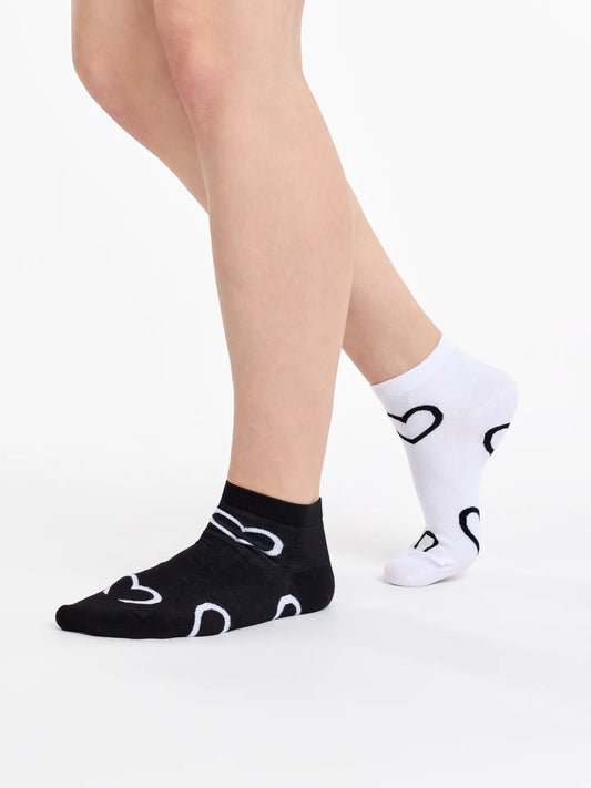 ankle-socks-black-white-hearts-91/91969aeec4da8e29a6147e8e66ca9f86fa1c60d6