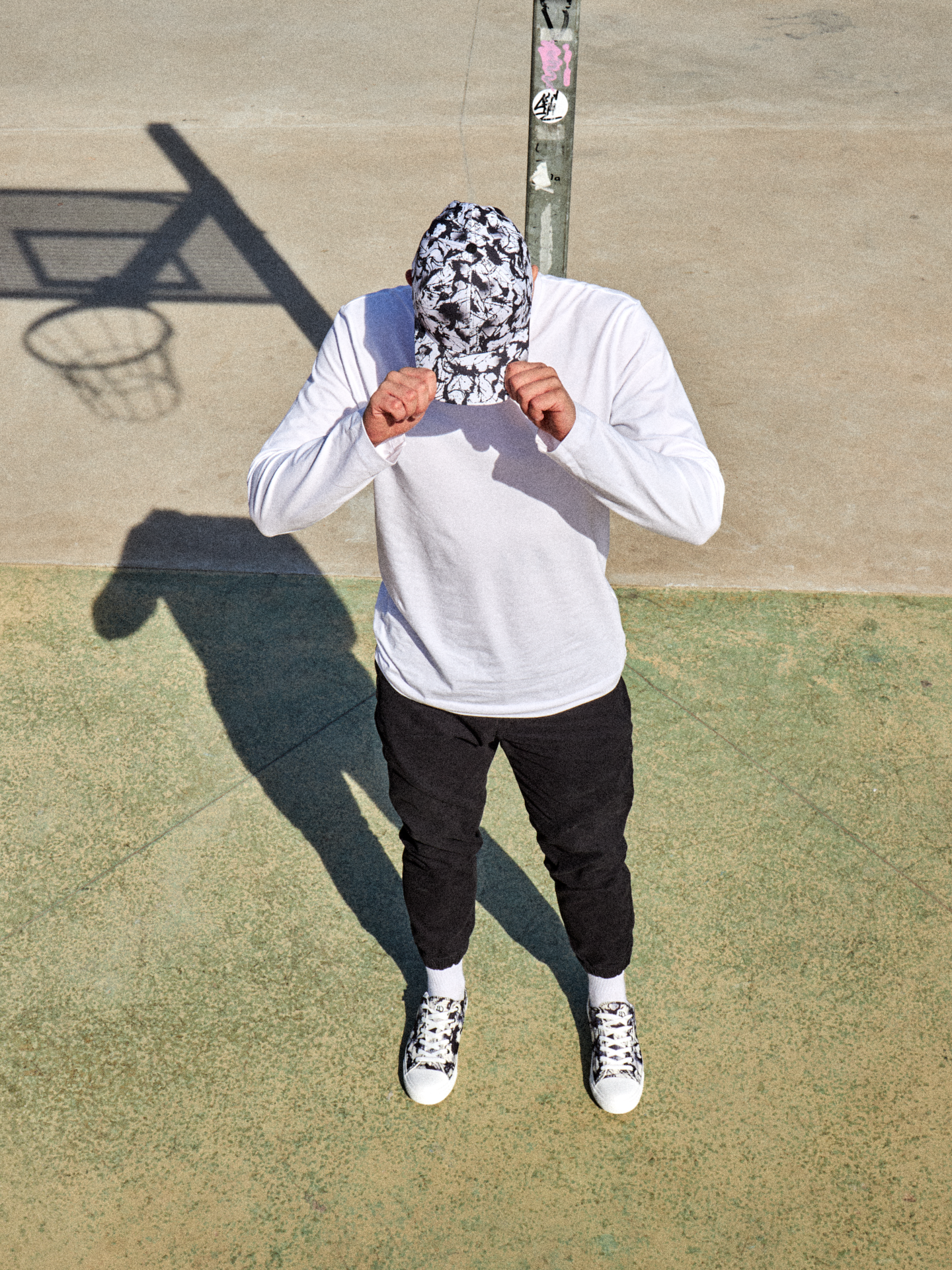 canvas-shoes-black-white-stains-e8/e846844b6e4990fbc705834dd4641cb8a4710f2a